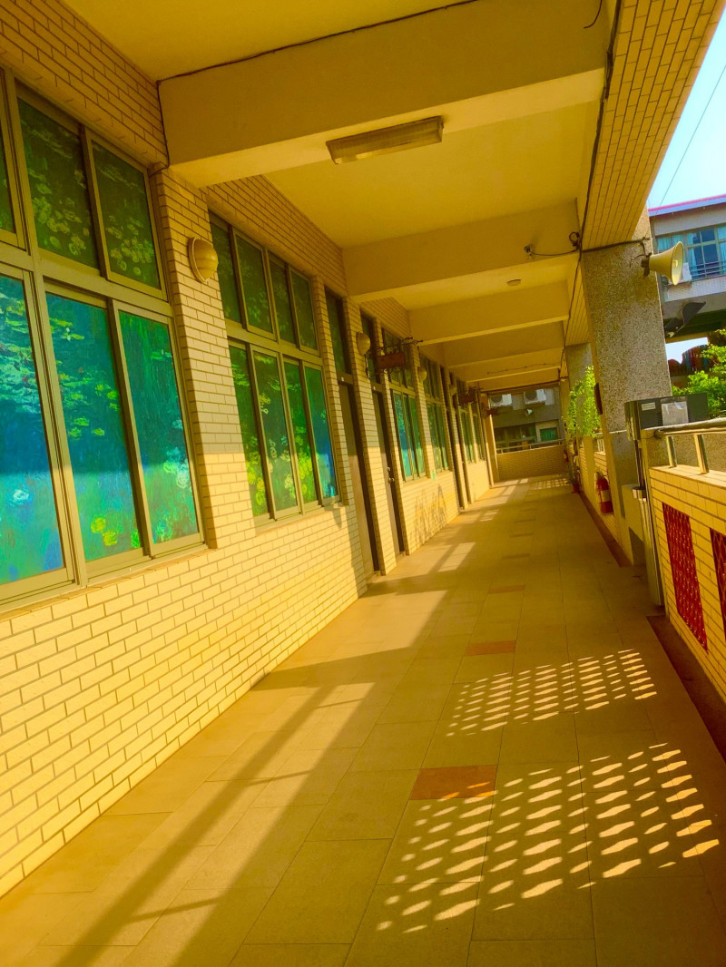 拍攝〈孤獨的暑假〉的學生呂進喆表示，夕陽灑落空無一人的走廊，如同他在暑假時無法和同學一起玩樂的孤單感受。（瑞井國小提供）