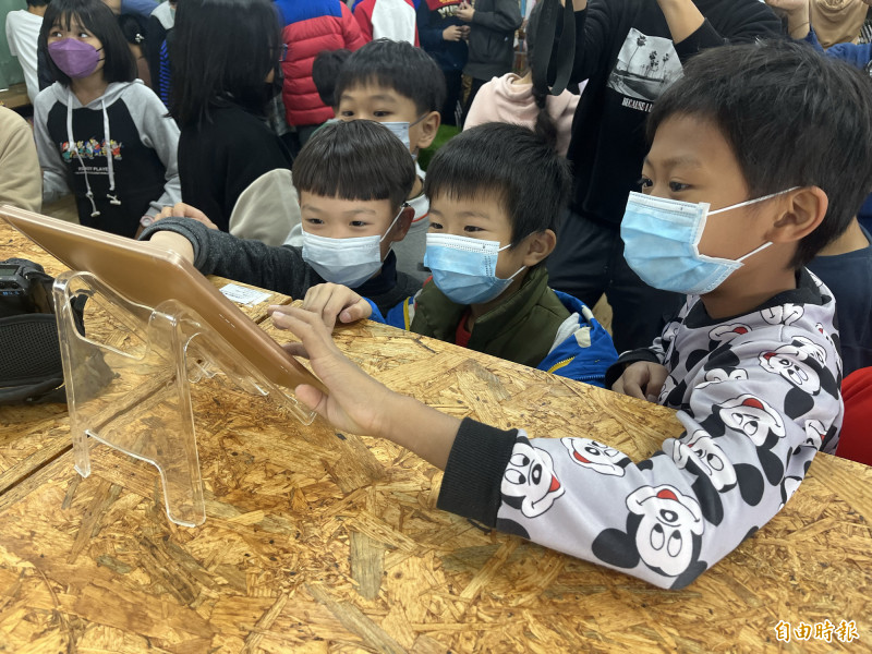 瑞井國小將畢業攝影展結合資訊課程，讓孩子們透過趣味App進行作品交流。（記者林旻臻攝）