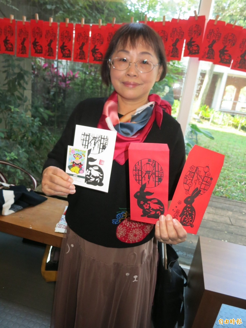 年畫達人曾雪梅昨天應邀在新竹縣文化局美術館的揮毫活動中，協助民眾製作兔年絹印紅包袋。（記者廖雪茹攝）