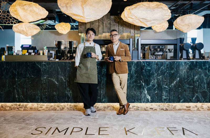 台北101大樓事業處營運長劉家豪（右）與世界咖啡師大賽冠軍吳則霖。（興波咖啡提供）