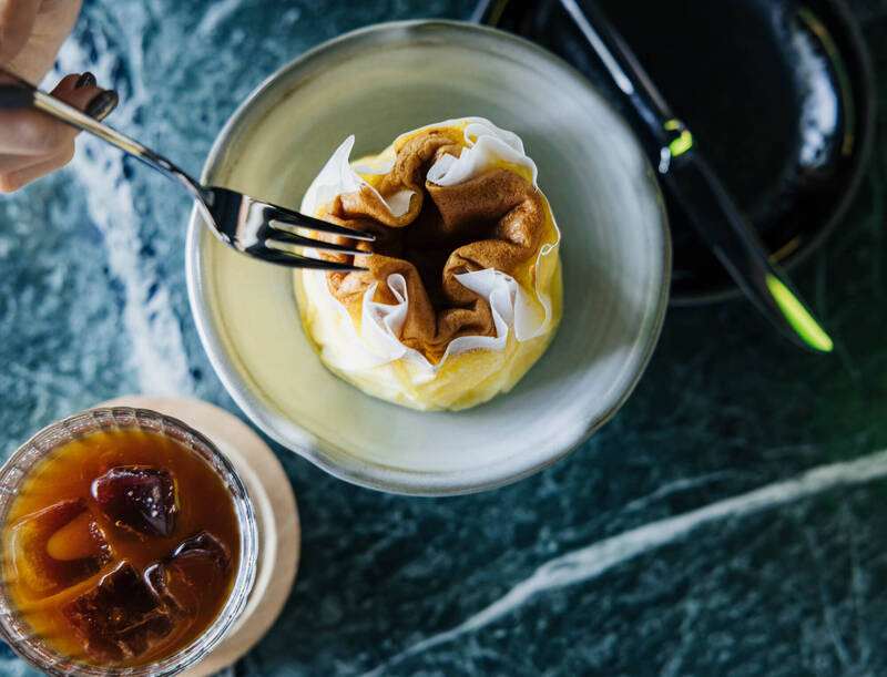 咖啡調酒晨霧與店內甜點皺皺。（興波咖啡提供）