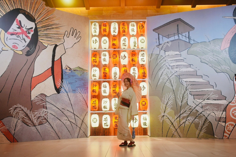 福容福隆店現正舉行溫泉季，有4公尺高的浮世繪主題展。（福容大飯店提供）