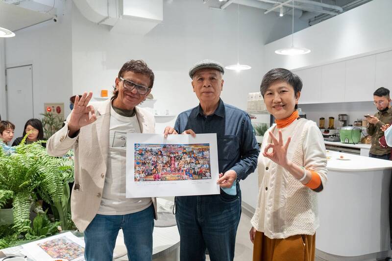 藝術家阿運．若望恰庫贈送複製作品給作品影中人內惟李家的後代李育嘉老師（中）。（內惟藝術中心提供）