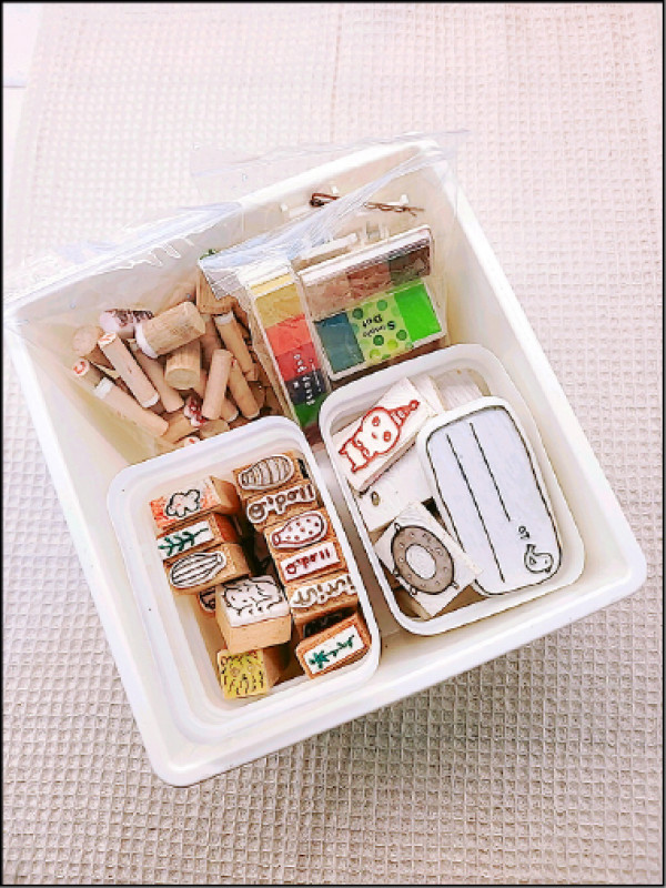 紙膠帶、卡片、便箋的收納，善用小區隔也不會亂。