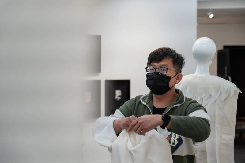 藝術家周尹庠為個展《完成的未完成》進行佈展。（高美館提供）