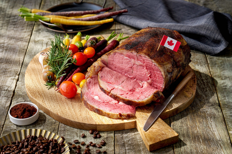 彩匯自助餐廳選用加拿大AAA級牛肉，推出「可可&amp;濃縮咖啡風味脆皮加拿大肋眼」。（台北美福提供）