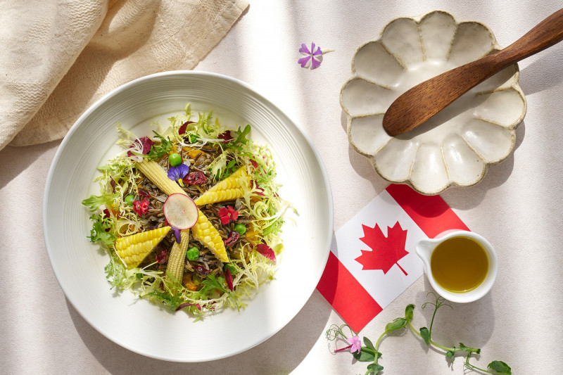 彩匯自助餐廳提供加拿大招牌料理「三姊妹沙拉」。（台北美福提供）