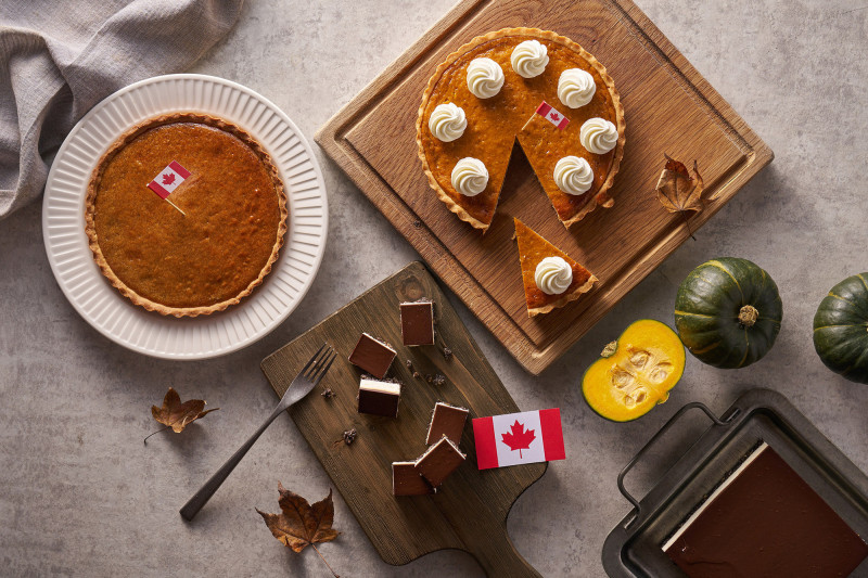 可在彩匯自助餐廳品嘗使用加拿大道地楓糖漿製成的多款甜點。（台北美福提供）