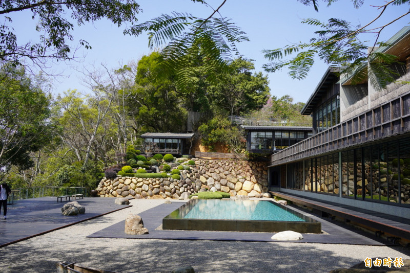 位於台中新社的和宅餐廳「飛花落院」，耗時十年打造，在稜線拔地而起的建築，搭配精心布局的植栽，宛如一幅寫意的水墨畫。（記者凃盈如攝）