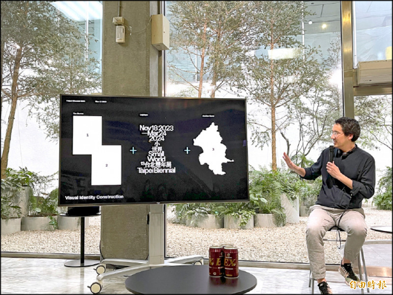 今年以「小世界」為主題，透過藝術家與環境的緊密相處，以及思考疫後在地與世界的關係重構，由紐約Wkshps設計的主視覺，將台北地圖也納入靈感來源。（記者凃盈如攝）