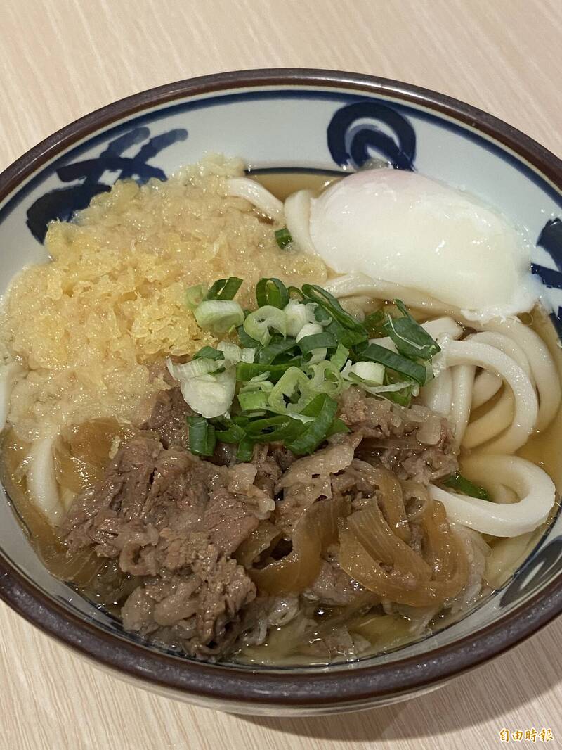 牛肉月見烏龍麵是宮武讚岐烏龍麵4大人氣商品之一。（記者周幸叡攝）