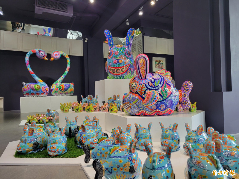 國際藝術大師洪易「時．尚地球」雕塑藝術展「嗨心活水」展示新的海洋12生肖之首「嗨兔」。（記者王姝琇攝）