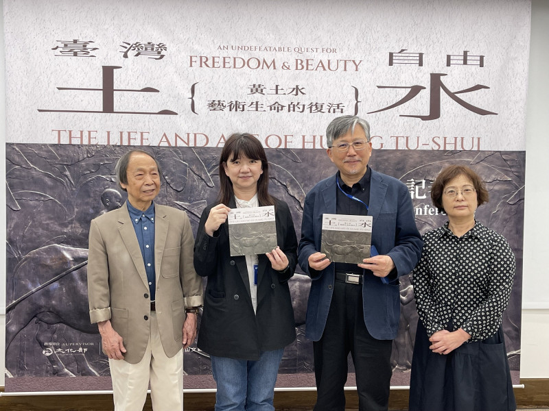 國美館「台灣土‧自由水：黃土水藝術生命的復活」展覽昨舉辦展前記者會，左起為藝術史學者李欽賢、文化部政務次長李靜慧、國立台灣美術館長廖仁義、策展人薛燕玲。（記者凃盈如攝）