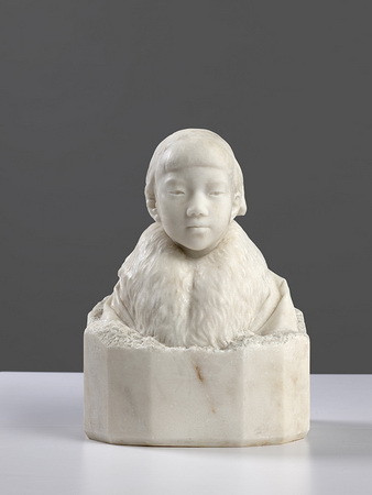 〈少女〉（1920）大理石，50x28x35公分，台北市大同區太平國民小學典藏。（國美館提供）