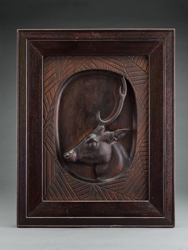 〈鹿〉，木，41.7x57.7公分，邱文雄家屬收藏。（國美館提供）