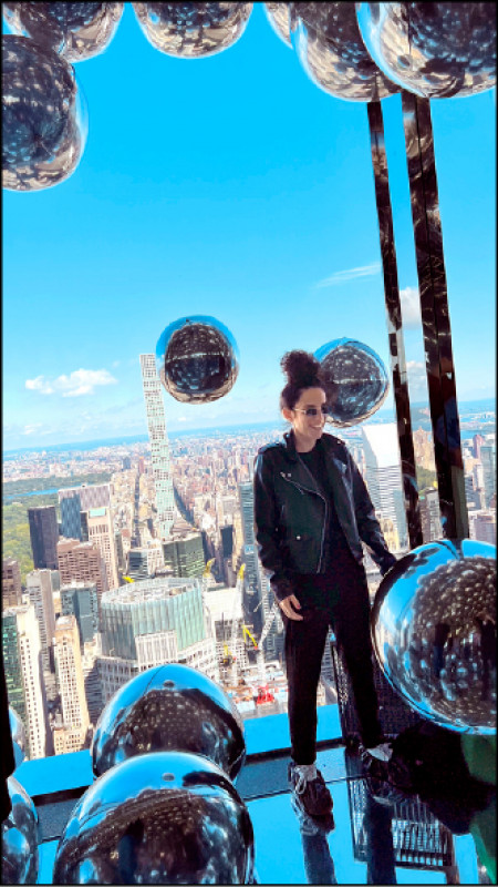 SUMMIT One Vanderbilt另一處空間，放滿被吹動的銀色氣球，伴隨外頭的紐約高空絕景，既震撼又夢幻。