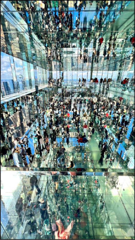 SUMMIT One Vanderbilt位在中央車站上方，觀景台的內裝空間，全以「玻璃」與「鏡子」所構成。