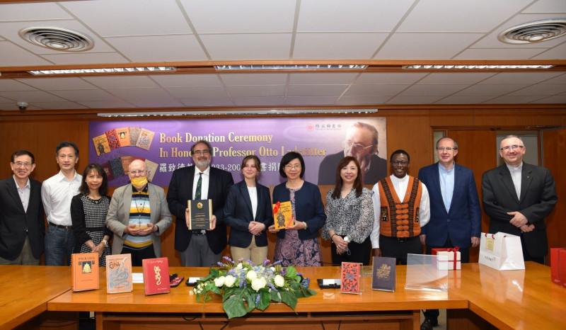 奧地利漢學家羅致德（Otto Ladstätter）的家屬遠渡重洋來我國，將總數約6000冊珍藏的圖書捐贈給國家圖書館。（國圖提供）