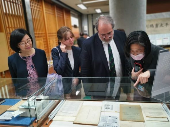 國圖展示奧地利漢學家羅致德捐贈之珍藏圖書資料。（國圖提供）