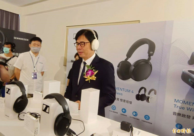 「2023高雄HI-END音響大展」首度移師高雄圓山飯店 ，「真樂迷」市長陳其邁聽得入迷。（記者葛祐豪攝）