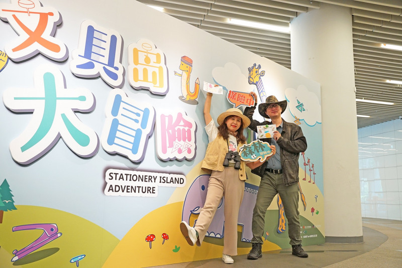 國資圖館長馬湘萍（右）邀請民眾到百年慶特展文具島大冒險。（國資圖提供）