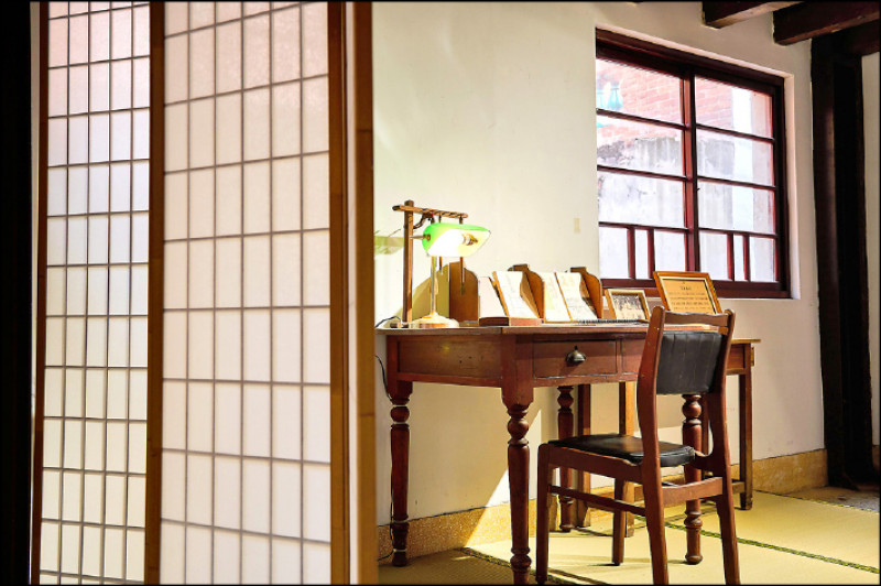 「社群Bar」介紹5個有特色的文學社群，圖為呈現鍾肇政於書房手寫往來的「文友通訊」展間。（台北市文化局提供）