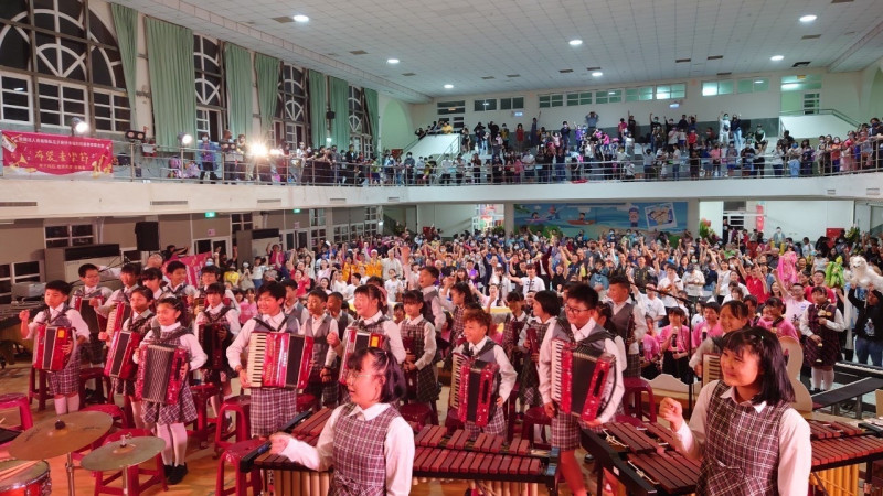 布袋音樂節吸引超過千人聆聽。（布新國小提供）