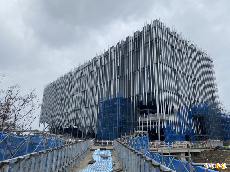 新北市美術館園區開放，開園限定活動首週登場的是「遇見新美」草地音樂派對。（記者翁聿煌攝）