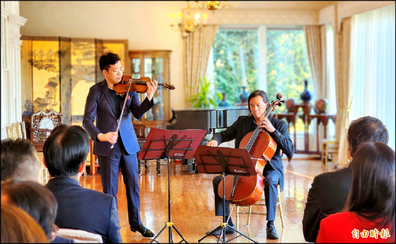 台灣旅美小提琴家黃俊文（左）、大提琴家范雅志攜手演出。（記者凌美雪攝）