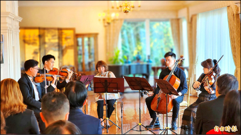 NSO代理樂團首席鄧皓敦（左起）、小提琴首席林品任、單簧管首席朱玫玲、大提琴首席上地彩門及中提琴首席黃瑞儀，共同演出台灣作曲家李元貞作品《美濃之道》單簧管絃樂五重奏。（記者凌美雪攝）