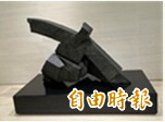 朱銘最熱門的作品「太極系列」〈單鞭下勢〉銅雕。（1995年作），102.3  x 145.6 x 70.6 公分，亦為佳士得春拍拍品。（版數： 10/10）。（記者凃盈如攝）