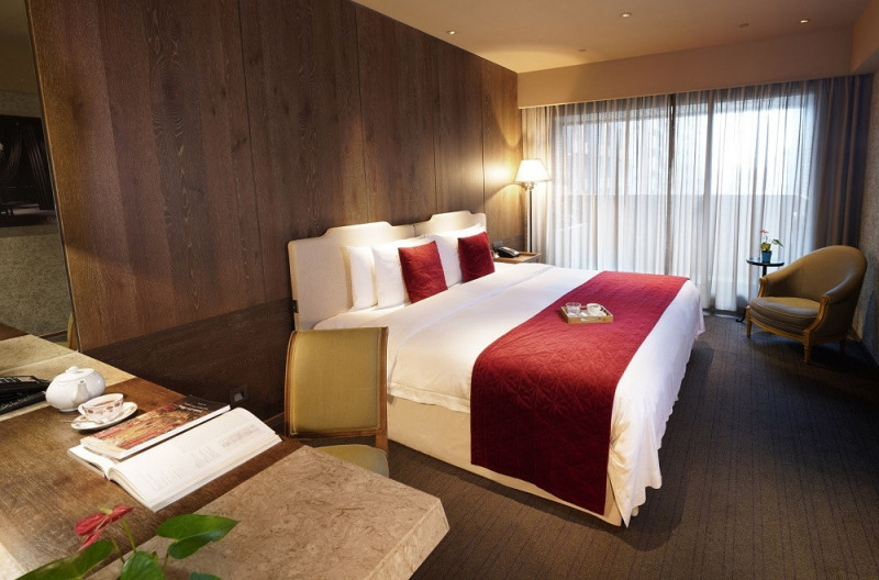 君品酒店充滿法式新古典風情的雅緻客房。（雲朗觀光提供）