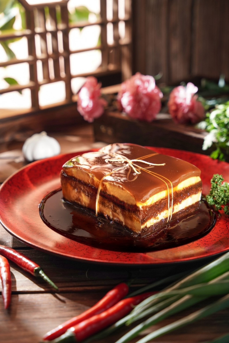 君品酒店新推母親節蛋糕「媽咪‧你也是我的心頭肉」，6吋原價1,580元，早鳥優惠價1,280元。（雲朗觀光提供）