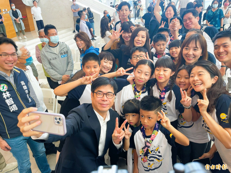 高雄市長陳其邁與合唱團的成員們開心自拍合照。（記者許麗娟攝）