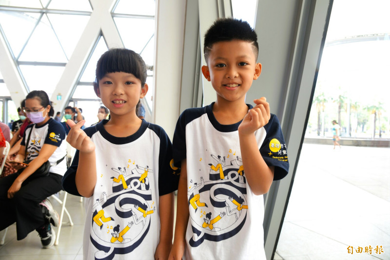 就讀小學2年級的雙胞胎兄妹方亮鈞（右）、方亮媛是合唱團成員，2人開心說，唱歌非常快樂，每次練習後都會在洗澡的時候開心唱歌。（記者許麗娟攝）