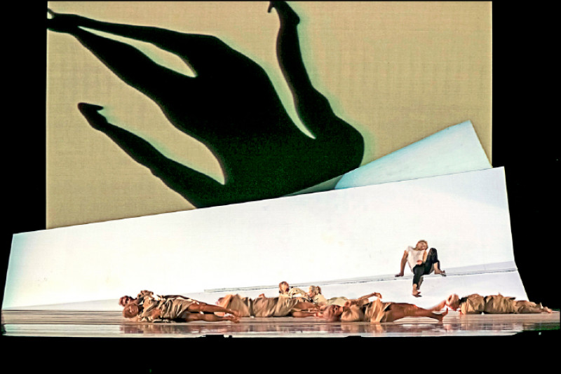 國家文藝獎得主何曉玫獲2013年「台新藝術獎」年度5大視覺暨表演藝術的經典作品《親愛的》。（台北藝術節提供）