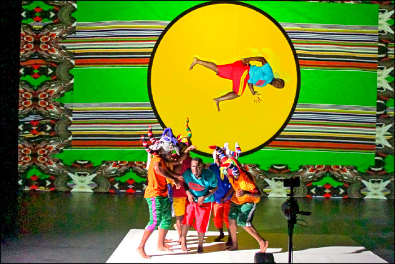 南非白人編舞家羅賓．奧林主導的舞蹈《我們腳踩無敵風火輪，五光十射你的路，與魔鬼共舞在1820》（Jérôme Séron提供）