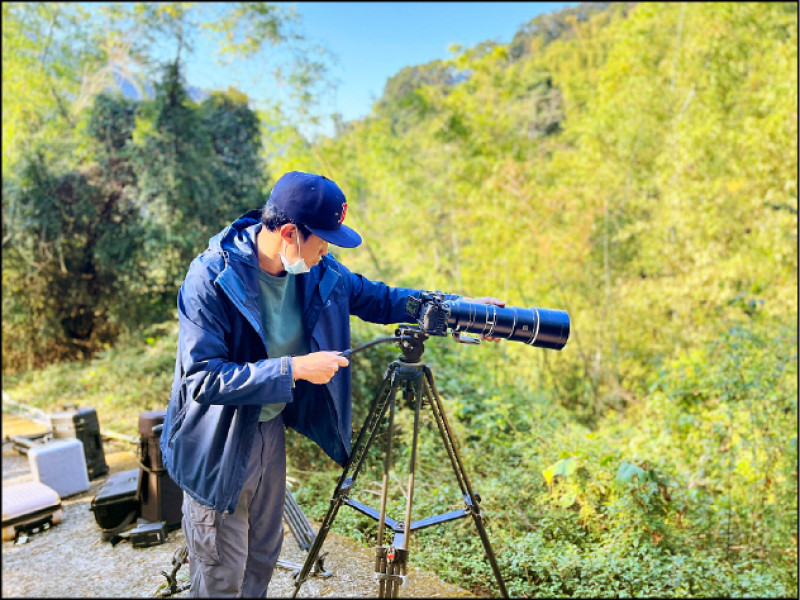詹家龍在茂林拍攝紫斑蝶。