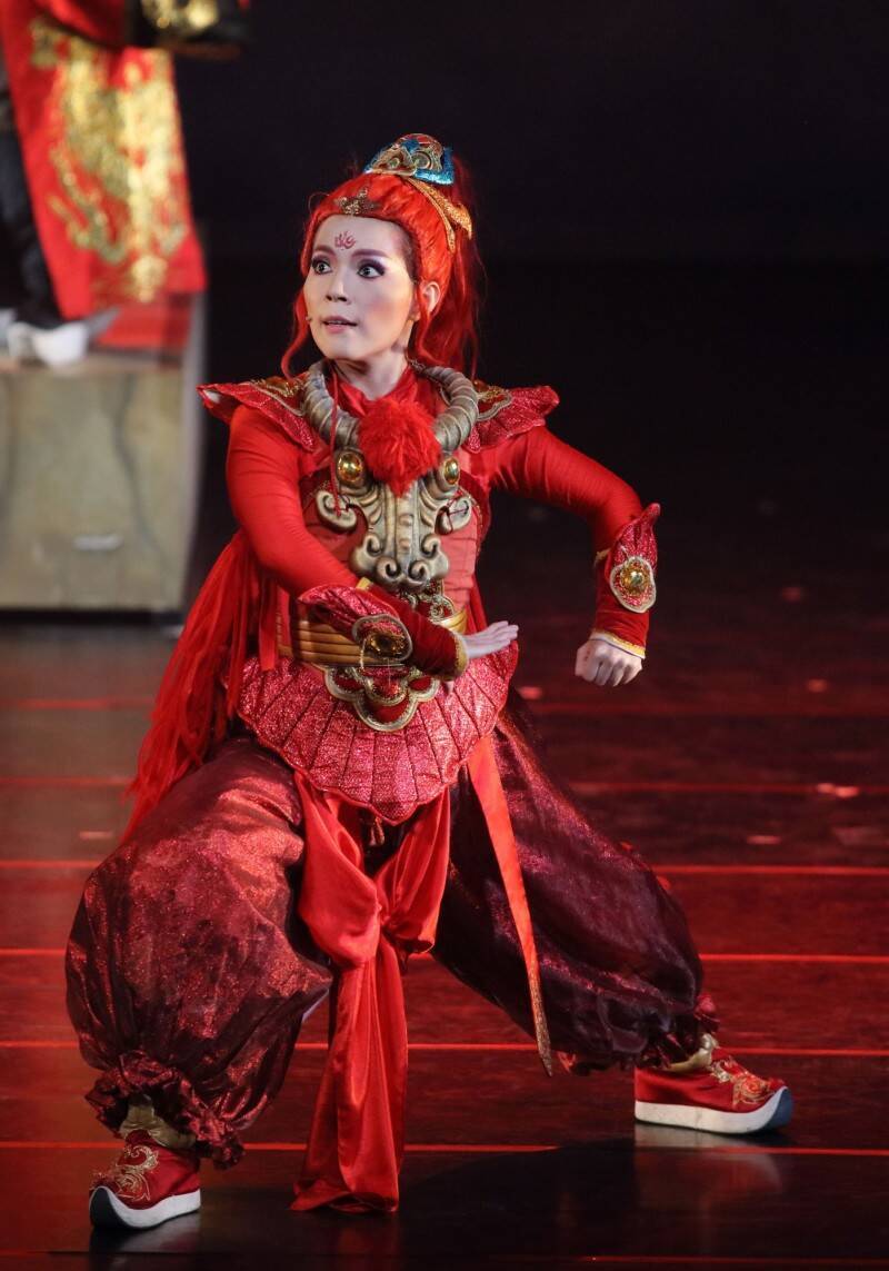 風神寶寶創團代表作《風神寶寶之火焰山》，以國語、台語交錯，並加入英語、客語演出，打破語言的隔閡，讓不懂台語的小朋友也能欣賞演出、認識台灣歌仔戲。（資料照，風神寶寶兒童劇團提供）