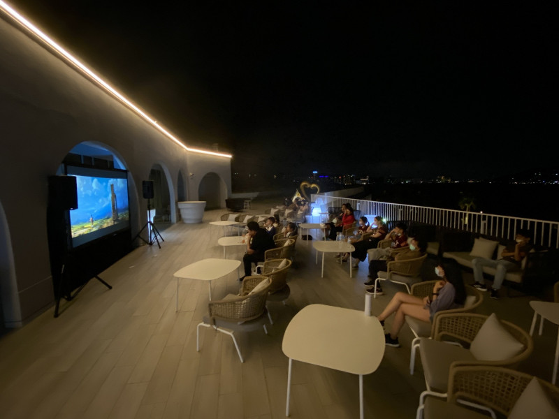 RF望高樓，將自6月1日至8月31日推出「星空電影夜」。（將捷金鬱金香酒店提供）