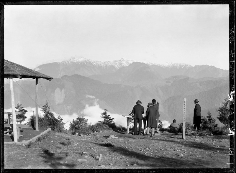 方慶綿〈阿里山區看玉山雪景〉，約攝於1933-1934，玻璃乾版底片數位輸出。（玉山國家公園管理處典藏授權，李梅樹紀念館提供）