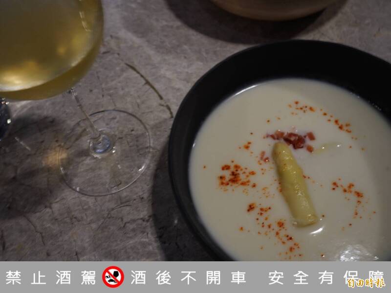 白蘆筍冷湯、拜庸火腿。（記者凃盈如攝）