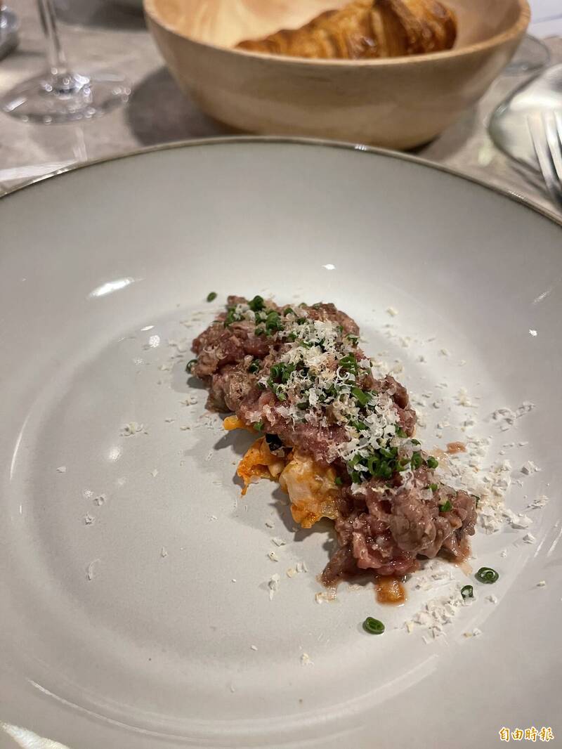 炭燒生牛肉、泡菜、馬告。（記者凃盈如攝）