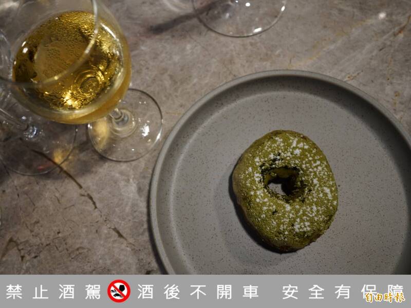 甜點搭配貴腐酒。（記者凃盈如攝）