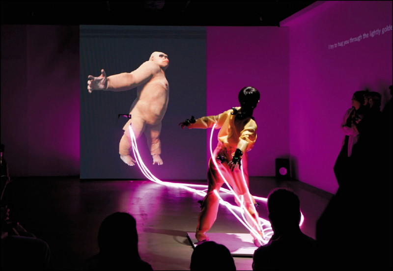 波蘭媒體藝術雙年展作品《舞姬》，將於今（10日）、明，舉辦4場現場表演。（楊竣傑攝，台北數位藝術中心提供）