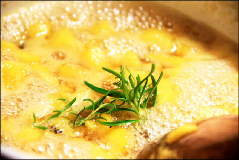 熬鳳梨果醬可以留1/3顆切成小丁，保持口感。