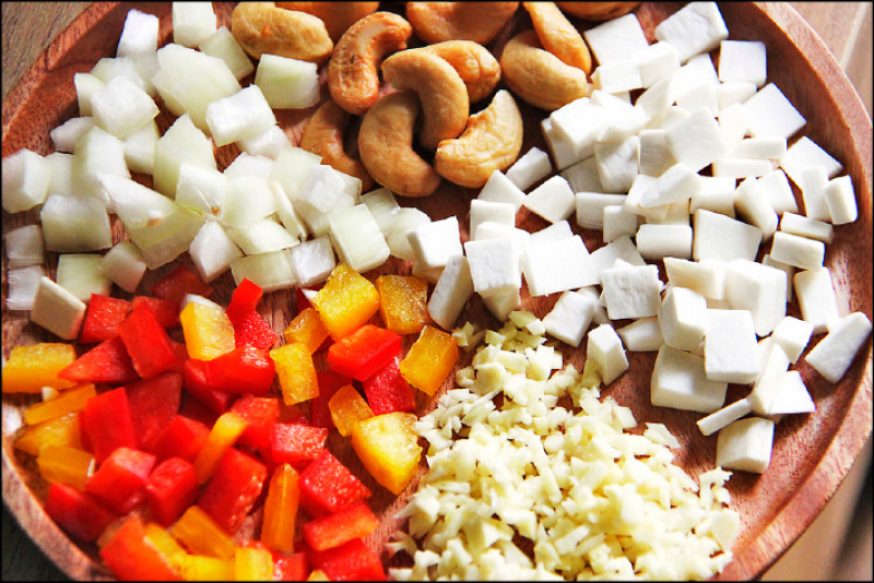 蔬食版鳳梨炒飯以杏鮑菇取代蝦子。