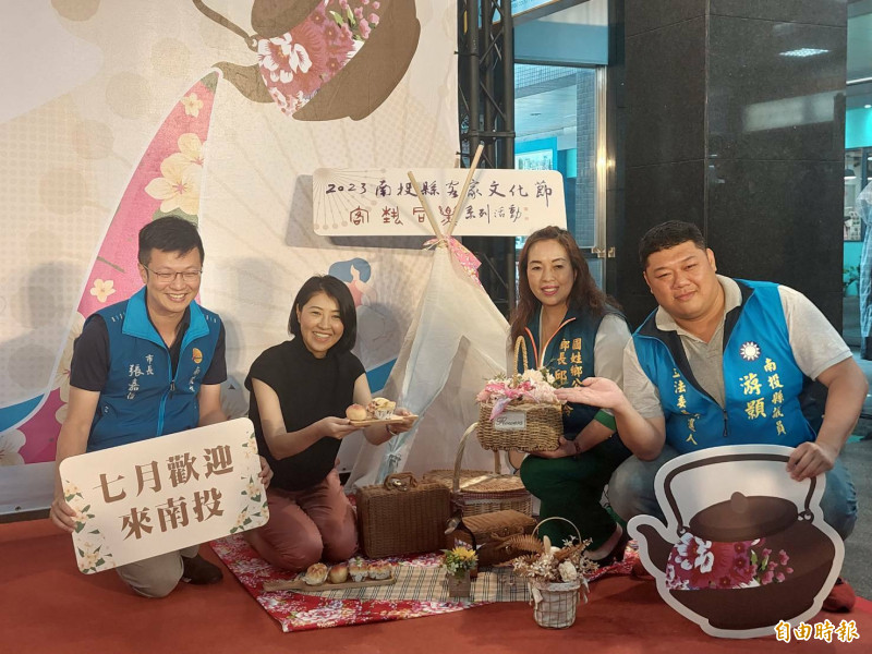 南投政府舉辦客家文化節系列活動，縣長許淑華（左2）、南投市長張嘉哲（左1）、國姓鄉長邱美玲（左1）及議員游顥（左4）等人，16日在宣傳記者會邀請民眾共同來參與。（記者張協昇攝）