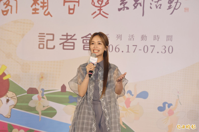 南投客家文化節系列活動宣傳記者會，請來客家妹陳明珠現場演唱。（記者張協昇攝）