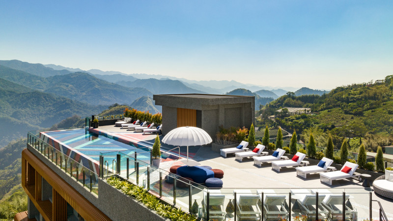 去年全新開幕的阿里山英迪格酒店，在房間就能欣賞阿里山最夢幻的美景。（阿里山英迪格酒店提供）